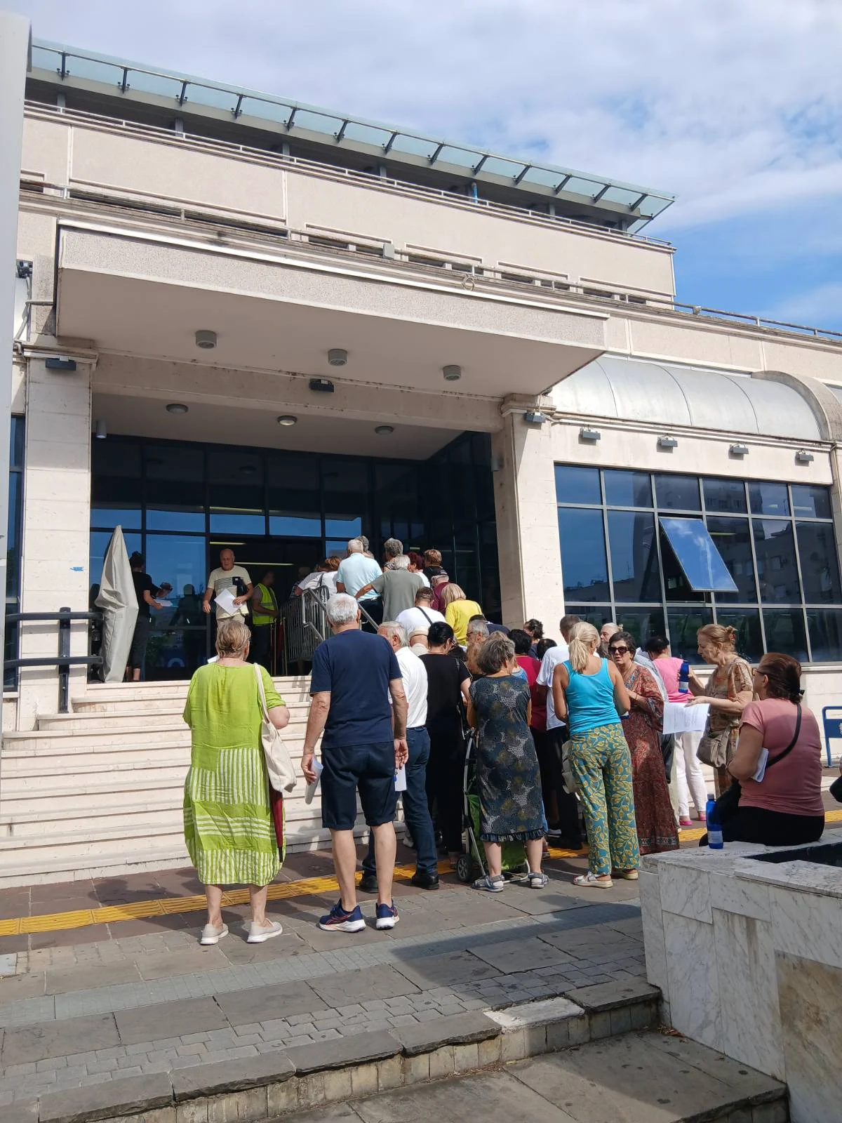 FOTO: Ogromno interesovanje penzionera za besplatan prevoz
