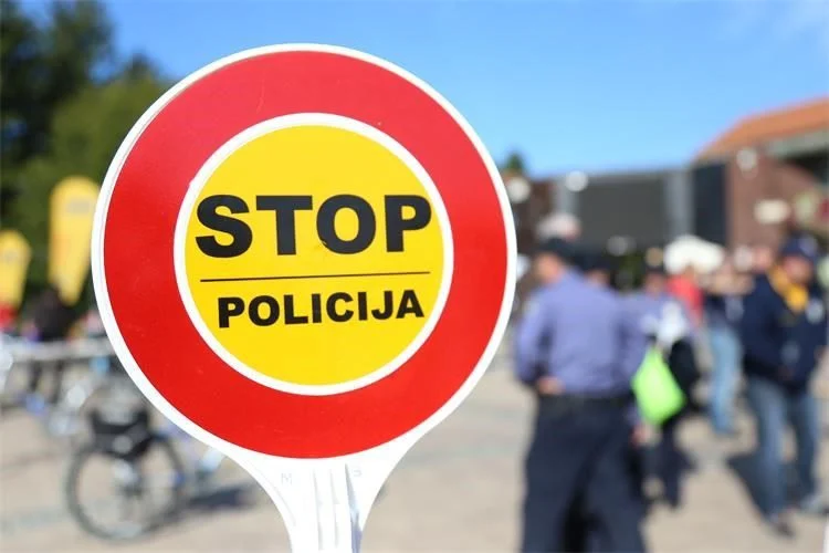 Vozač star 45 godina, bez vozačke dozvole, žestoko kažnjen i oduzeto mu trajno vozilo