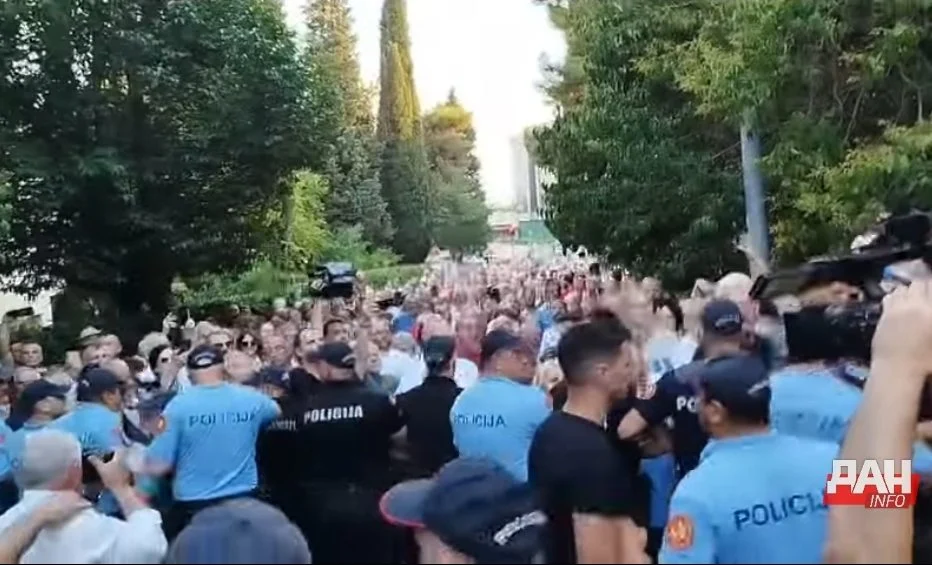Građani pokušali da probiju kordon policije prema Vili Gorica, policija upotrijebila biber-sprej