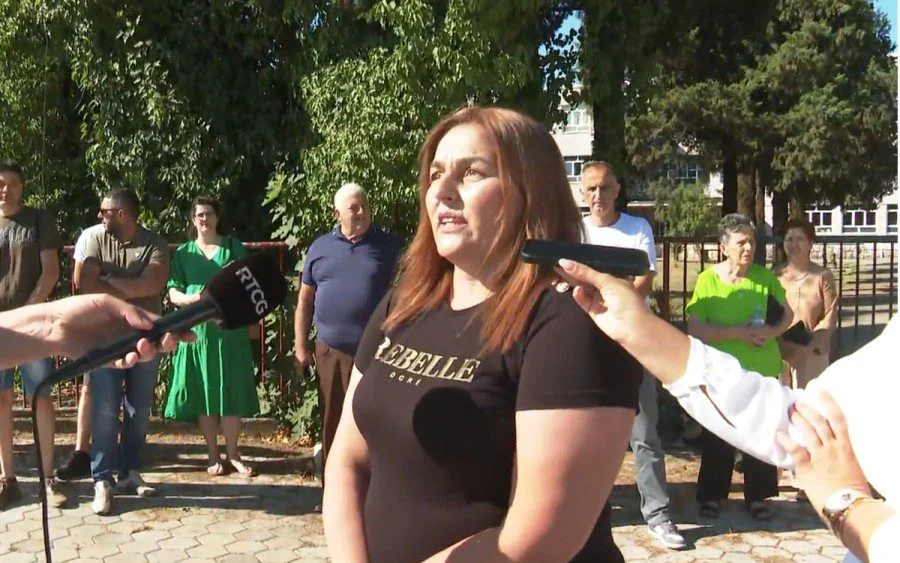 Roditelji povrijeđenog dječaka protestuju ispred OŠ "Vuko Jovović"