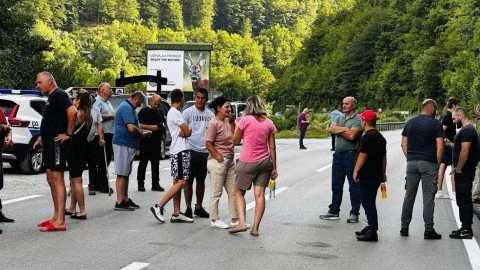 Blokirali magistralu i stvorili kilometarske gužve: Traže da grade na đedovini