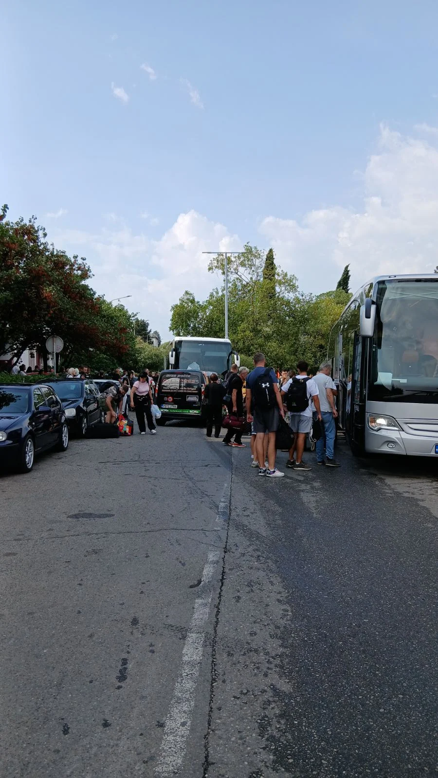 Grupa radnika ŽCG zarobila međunarodni voz sa automobilima stranih državljana većinom iz Srbije
