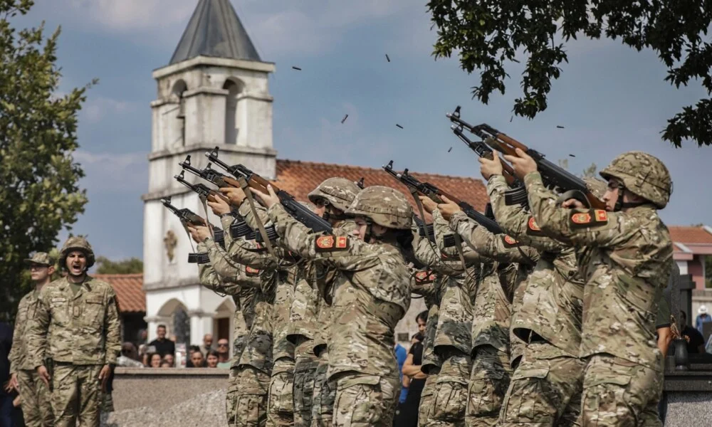 Uz počasnu paljbu saborci iz Vojske Crne Gore se oprostili od Dejana Božovića