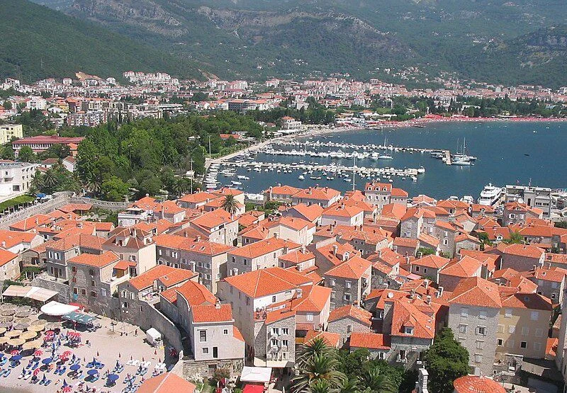 Umjesto bogatih turista, stižu nam mladi sirotani "ispod krila aviona". Dolaze jeftinim lou-kost letovima