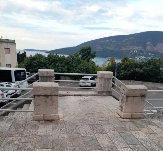 Uklonjen spomenik Njunju po nalogu inspekcije za kulturno dobro