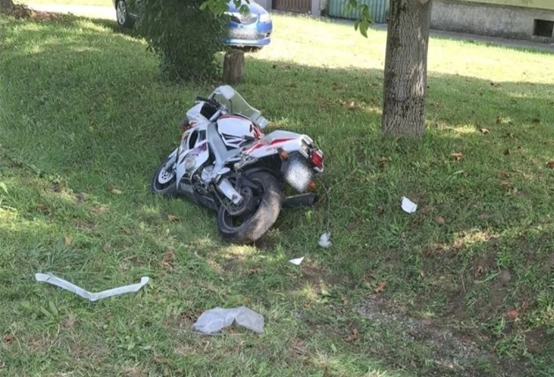 Preminuo mladić koji je motorom udario u auto. Obojica su preticala preko pune linije
