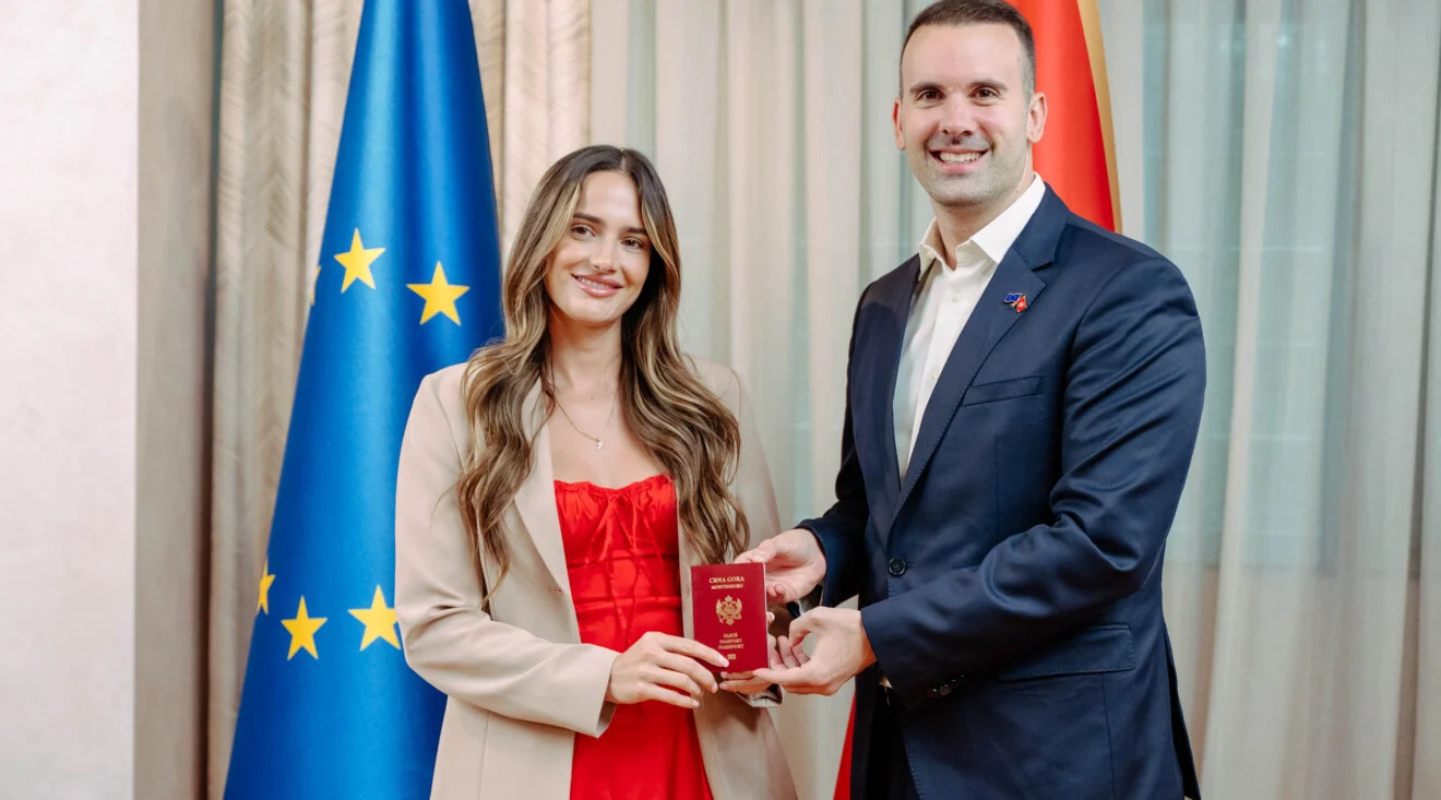 Premijer Spajić uručio pasoš Melisi Balić: Crna Gora raširenih ruku čeka svu svoju djecu