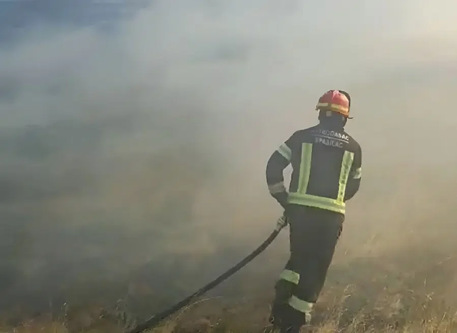 Borba sa vatrenom stihijom još traje, na putu kroz Platije obustavljen saobraćaj