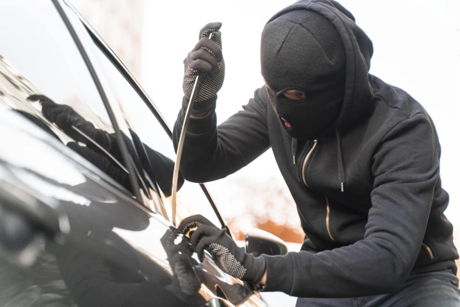 Braća obijala automobile u Baru: Osumnjičeni za tri teške krađe