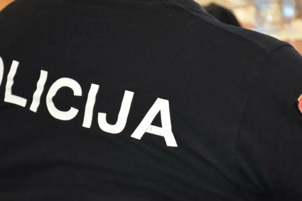 Velika policijska akcija u Baru, pretresi i hapšenje dilera droge