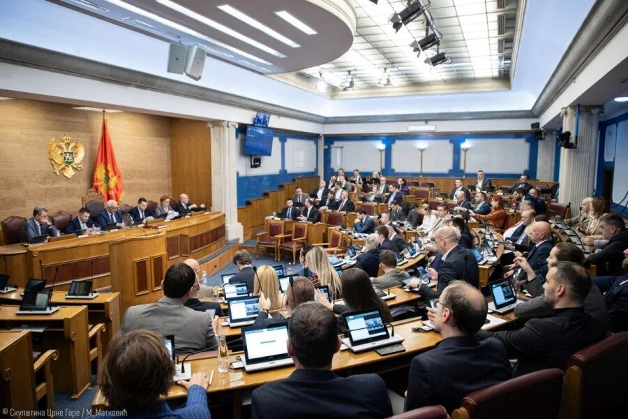 Samo bahato: Poslanici sami sebe častili varijabilom do 716 eura