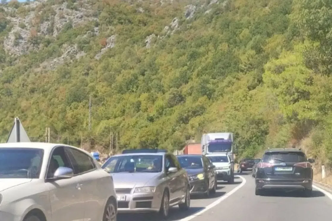 Troje povrijeđenih u udesu kod skretanja za Paštrovsku goru