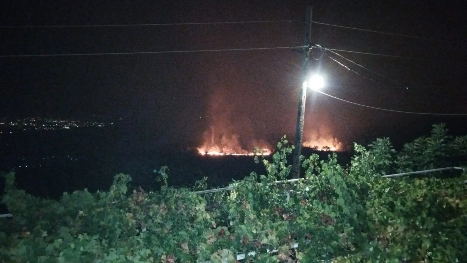 Ogromna vatra udara s boka, čekamo spremni