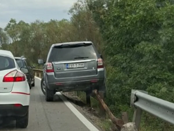 Automobil "završio" na bankini u blizini željezničke stanice u Zeti