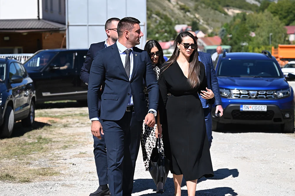 Ministarka Majda Adžović i predsjednik opštine Šavnik Jugoslav Jakić obilježili su početak radova na izgradnji stambene zgrade u Šavniku