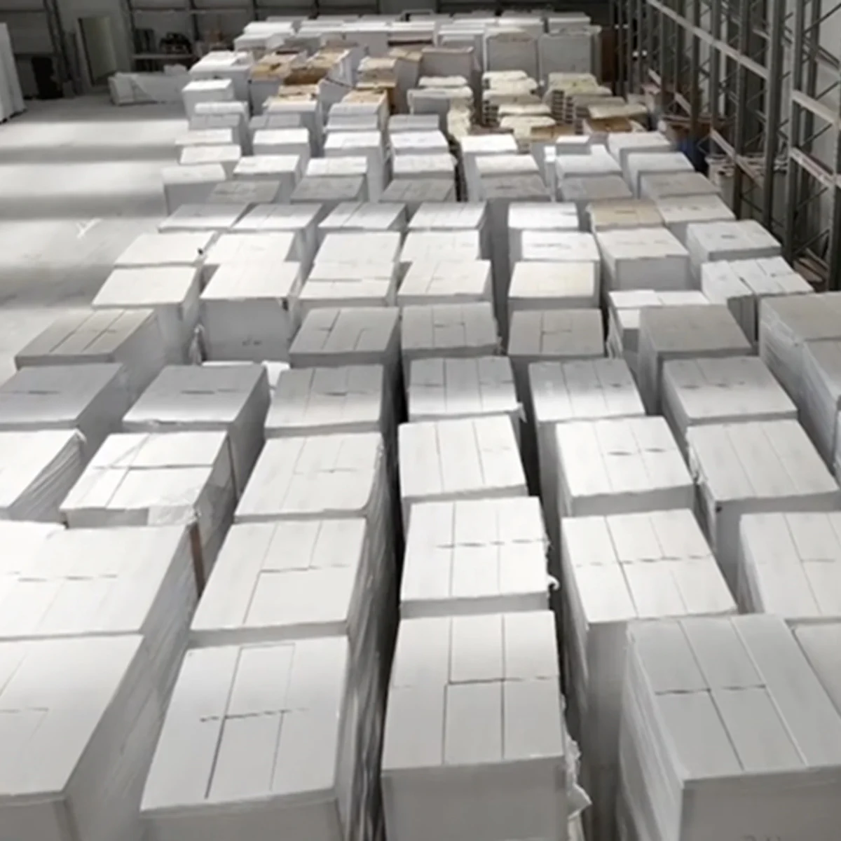 Otkrivena ogromna ilegalna fabrika cigareta. Proizvodili 7 miliona cigareta dnevno