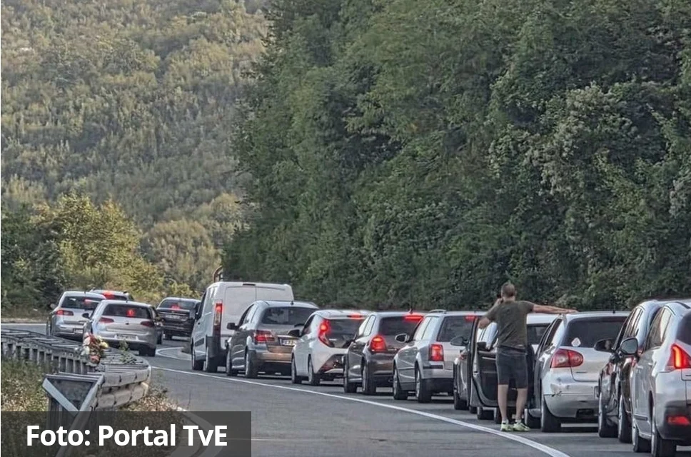 Kilometarske kolone na magistrali Cetinje - Budva: Saobraćaj satima obustavljen