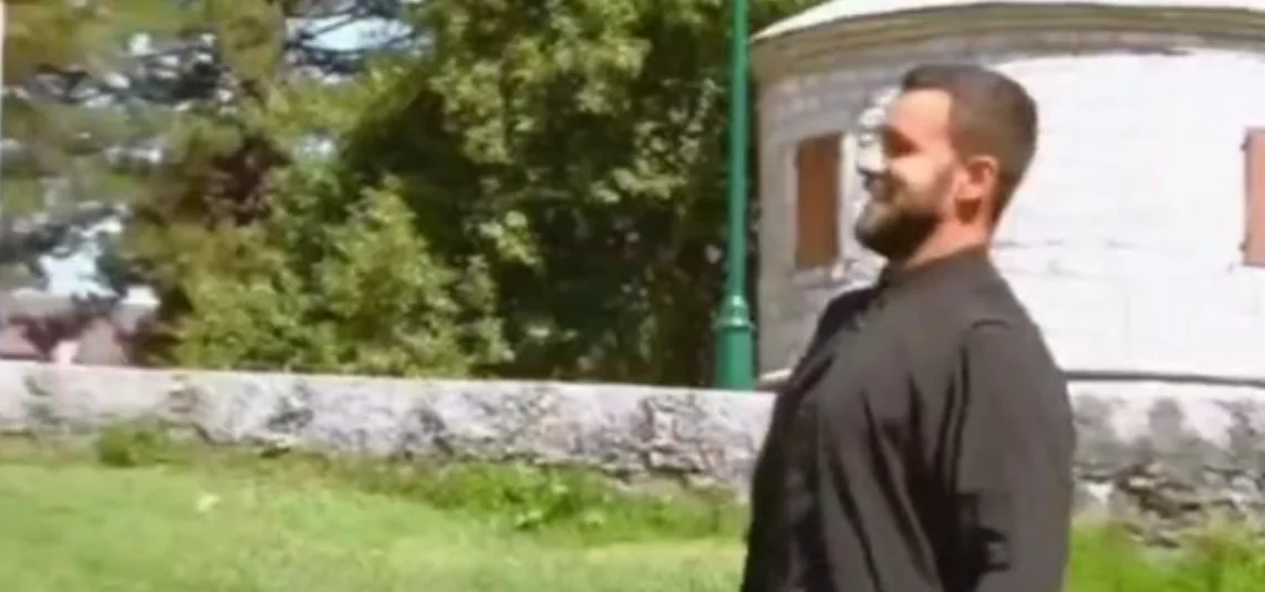 VIDEO – Sveštenik iz Sutomora hit na mrežama: Pokazao fudbalske majstorije