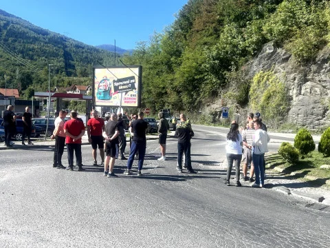 Blokirali kružni tok: Mještani traže izgradnju javne rasvjete i trotoara