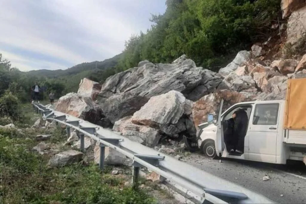 AMSCG: Saobraćaj i dalje obustvaljen na putu Budva-Cetinje