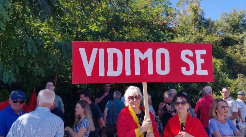Protest u Donjim Brčelima protiv djelovanja SPC i prepisivanja državne imovine