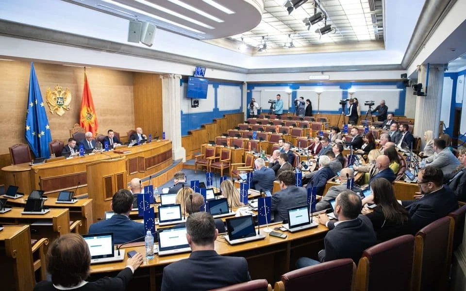 Poslanička varijabila koliko socijalna primanja četiri porodice
