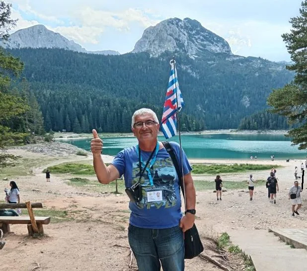 Penzioner tri države, a prima sabirnu penziju od 332 eura, u 66. godini zarađuje za život vodeći turiste kroz Crnu Goru