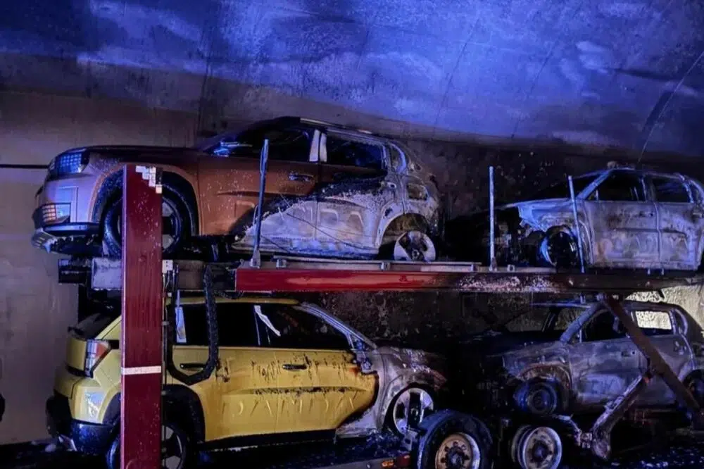 U tunelu Vežešnik gorio kamion koji je prevozio električna vozila, hitnom intervencijom izbjegnuta velika šteta