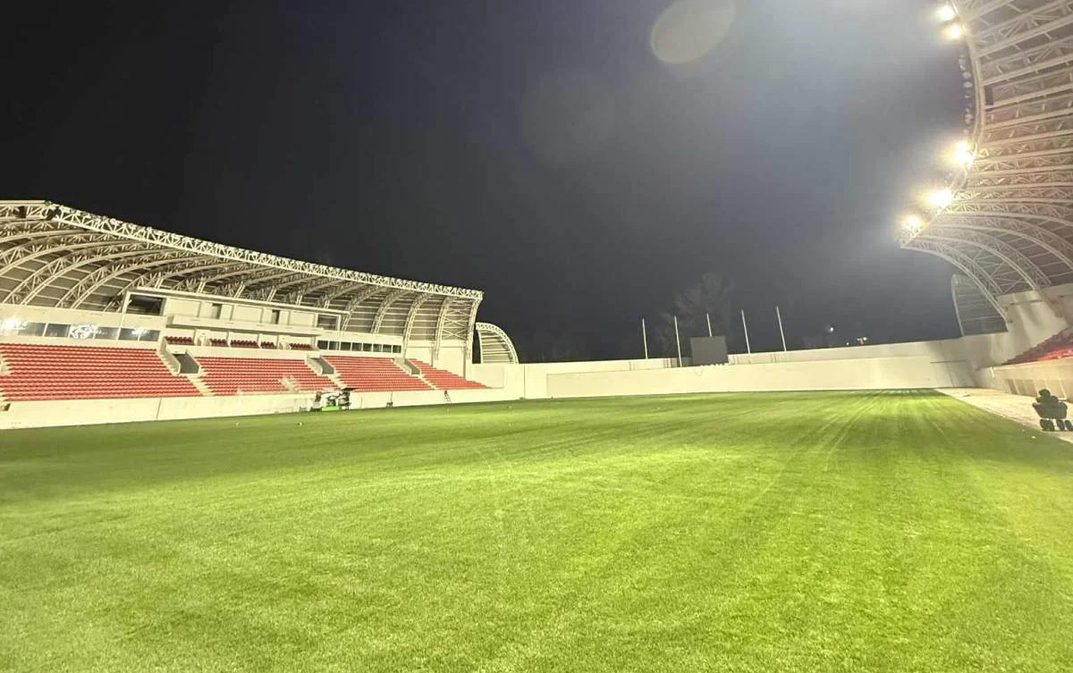 Gotovo završen stadion na Cetinju, zasijali reflektori, trava i tribine (VIDEO)