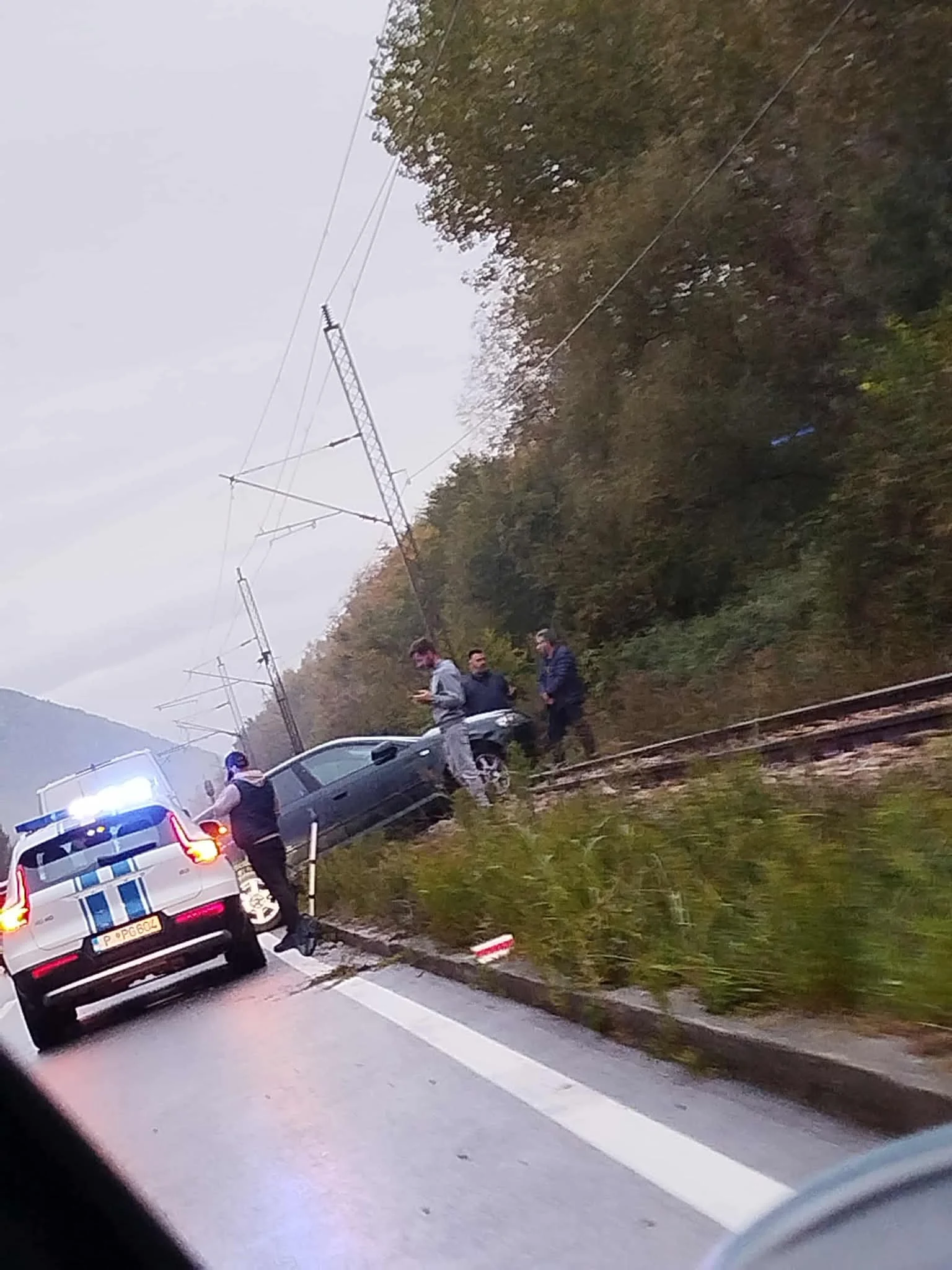 Udes u Zeti: Automobil završio na šinama
