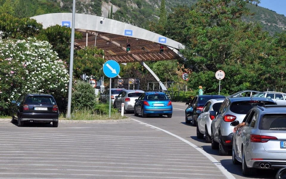 Pokušao ući u Crnu Goru sa falsifikovanom dokumentacijom za „Lamborghini“