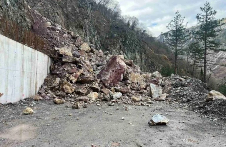 Totalna obustava saobraćaja na Sokolovini zbog odronjavanja stijenske mase