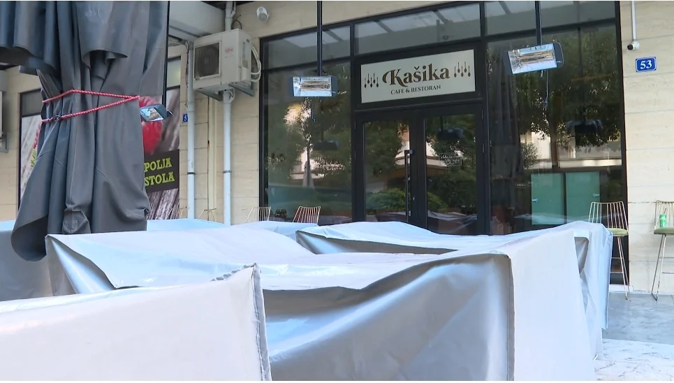 Lokali turskih državljana zatvoreni, dok se vlast i opozicija međusobno optužuju