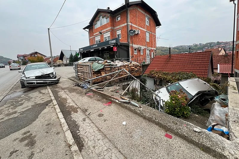 Saobraćajna nesreća: Automobil probio ogradu i završio u dvorištu kuće