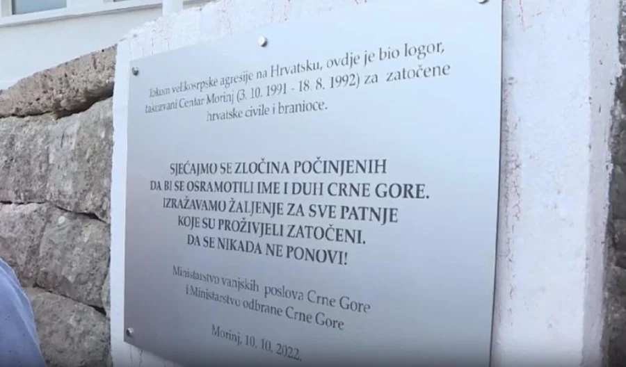 Grupa građana se okupila na magistrali: Traže uklanjanje sramne ploče u Morinju
