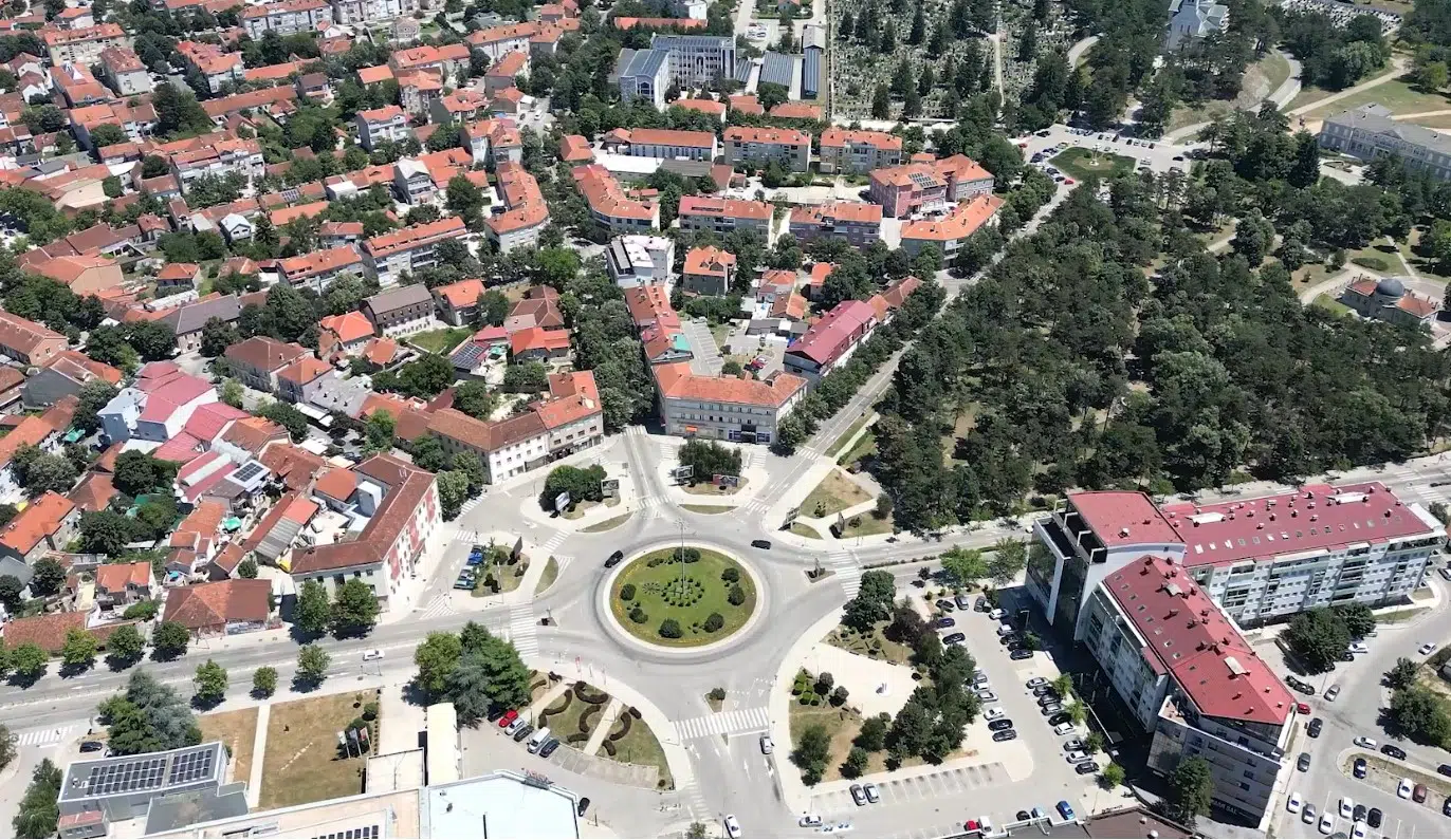 Svim nikšićkim osnovcima po 50 eura jednokratne pomoći