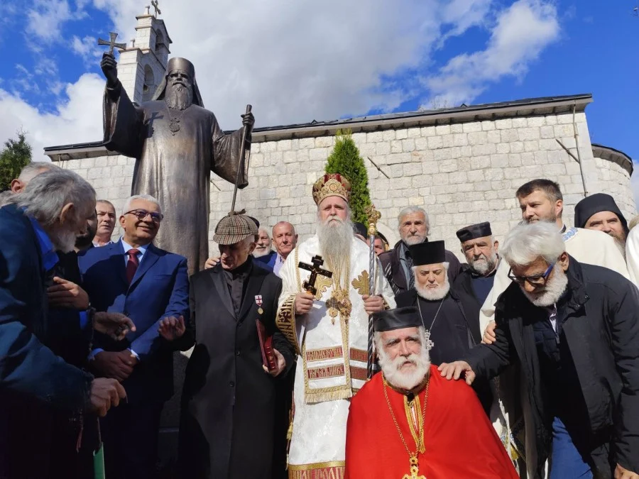 U Kolašinu otkriven spomenik Mitropolitu Amfilohiju