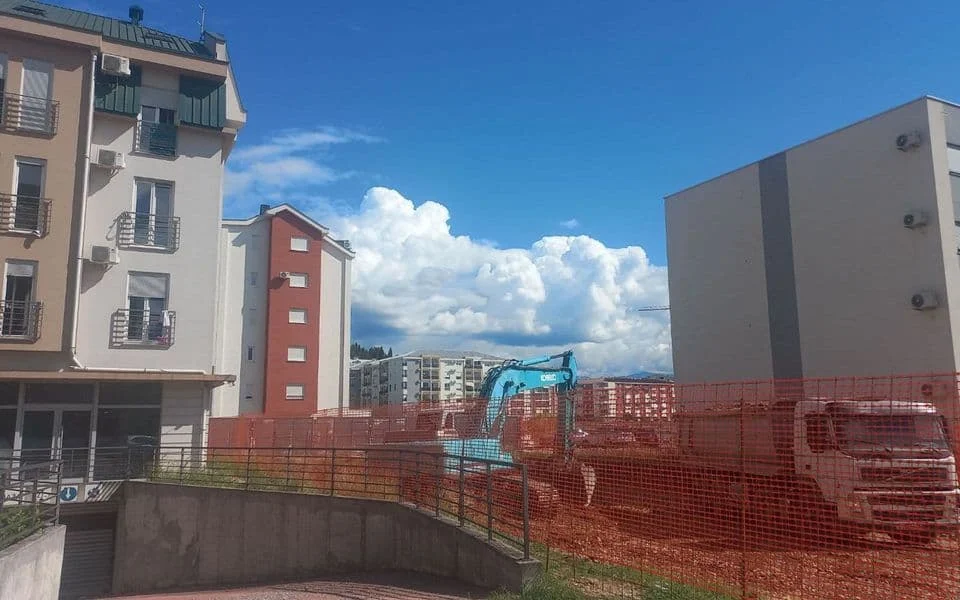 MINISTARSTVO: Etažni vlasnik ne može samovoljno prisvojiti parking mjesto, o rampama odlučuje sud