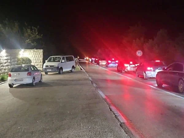 Detalji jezive nesreće kod Budve: Od siline udesa, autobus se prevrnuo, vozač poginuo