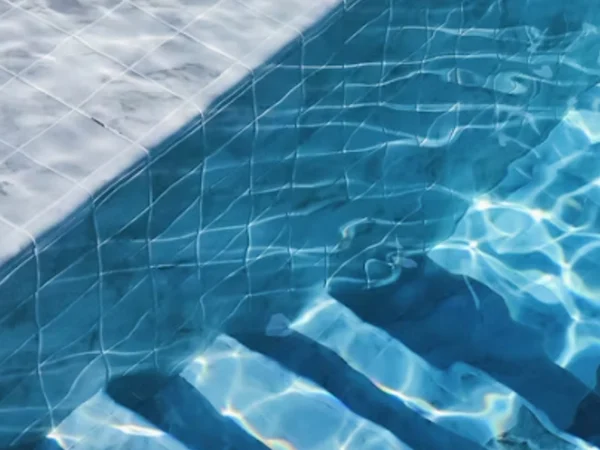 Sagradio bazen na Velikoj plaži na državnom zemljištu, pa dobio krivičnu prijavu