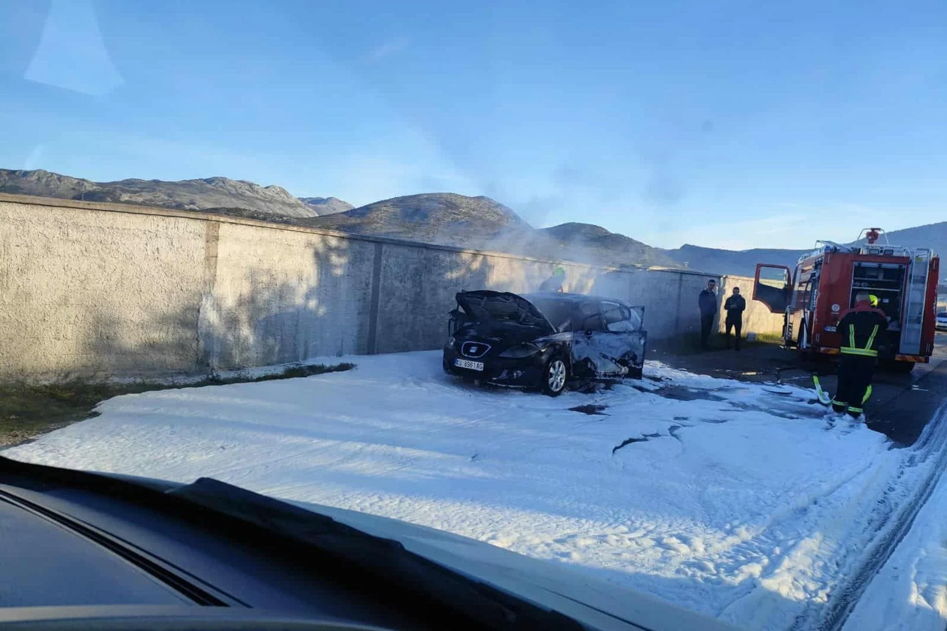 Podgorica: Gorjelo vozilo na Zagoriču, vatrogasci na terenu