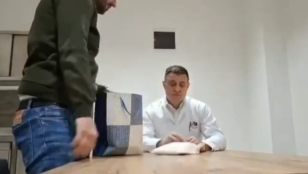 (VIDEO) Procurio šokantan snimak direktora UKC RS s kesom droge, on tvrdi da je sve namještaljka    