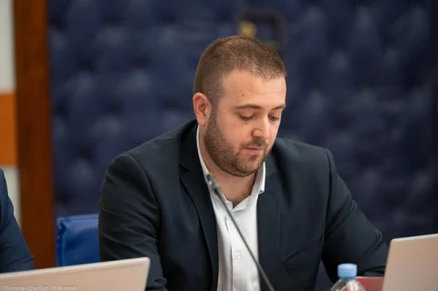 Nisu ga ni saslušali, a za člana Senata DRI ga izabrali