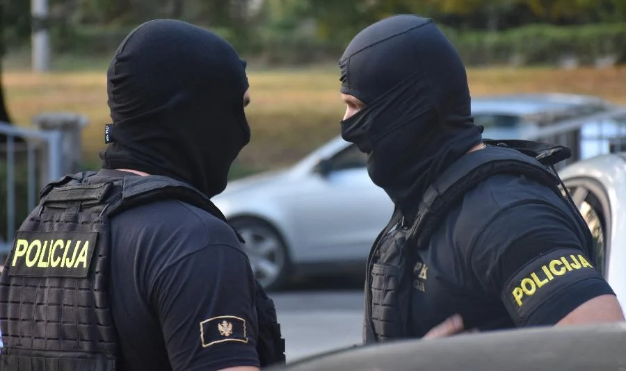 Akcija policije: Oduzeta droga i oružje, dva lica u bjekstvu