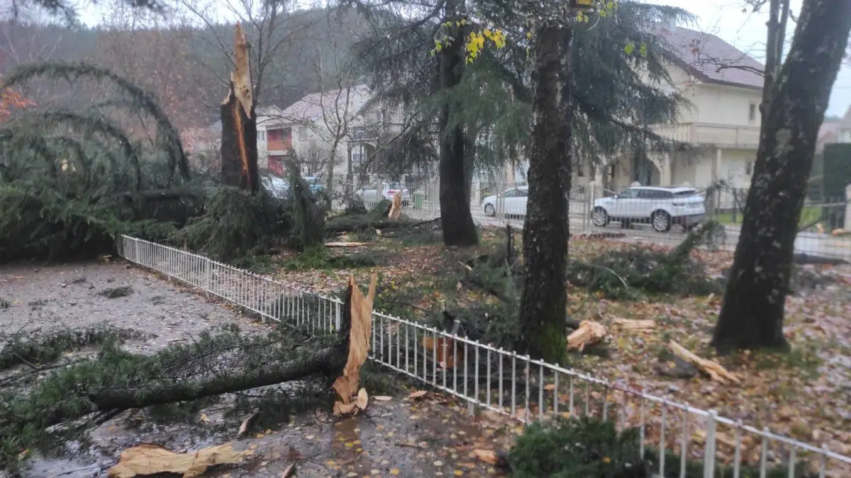 (FOTO) Nikšić: Grom udario u dvorište škole, oštećen krov