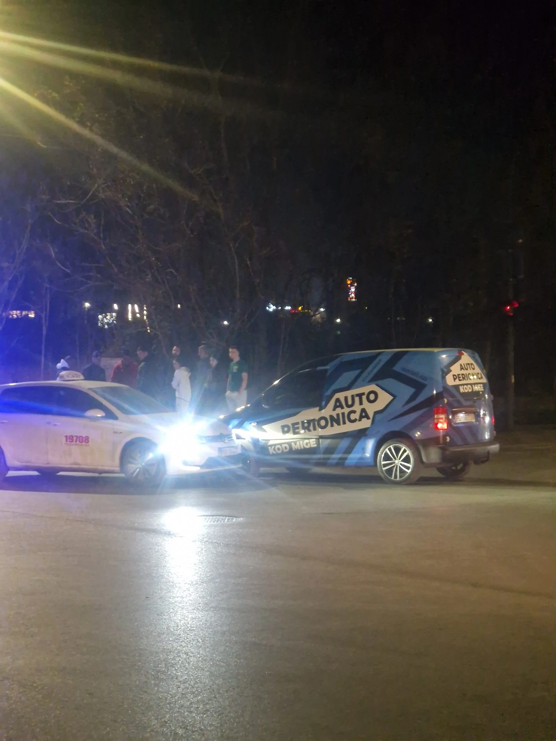 Udes na Zabjelu: Sudarili se taksi vozilo i automobil auto-perionice