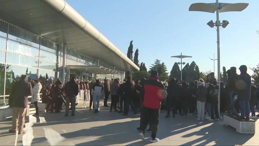 Uprkos blokadi predsjednik i premijer uspjeli da uđu u avion