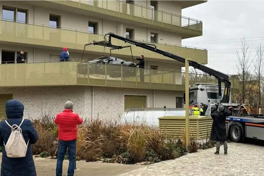 Ferrari poznatog biznismena nije dugo ostao na balkonu stana: Uklonjen je na zahtjev stanara, a sav trošak morao platiti vlasnik