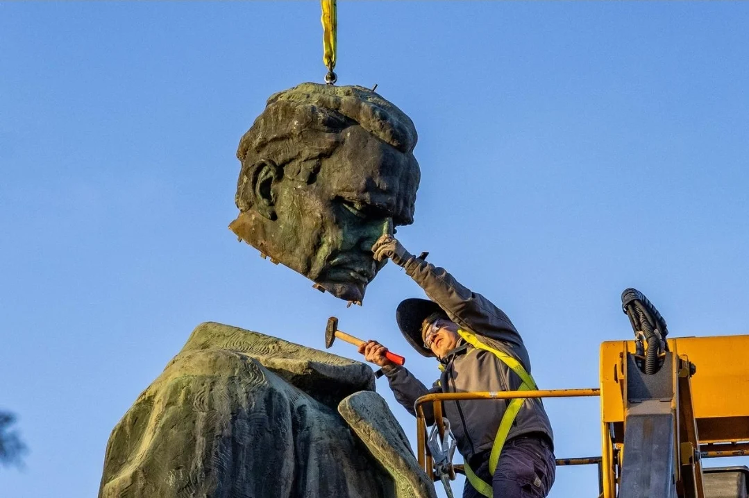 Titovom kipu vratili glavu