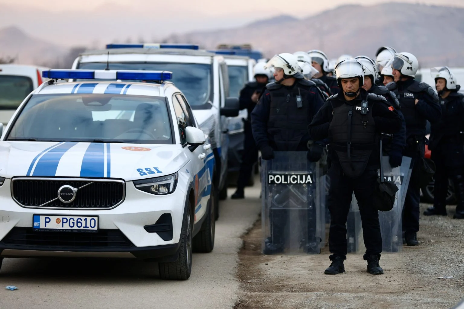 Policija je izdala posljednje upozorenje okupljenima, Knežević: Ležaćemo na zetskoj zemlji, uhapsite mene
